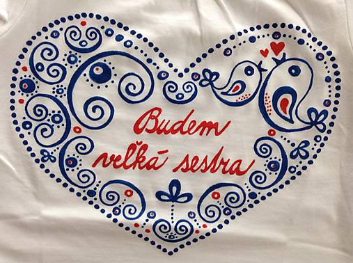 Maľované tričko s ľudovoladený vzorom v tvare srdca a (S nápisom "Budem veľká sestra")