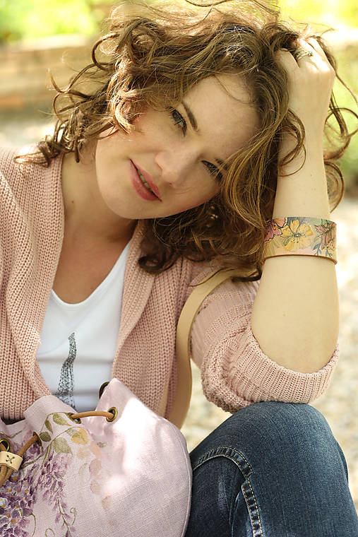 Ručne maľovaný kožený náramok "Vlčie maky"