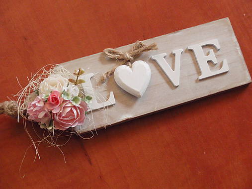 Dekorácie - Tabuľka LOVE s ružovo-ivory kvietkami - 8232622_