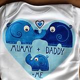 Detské oblečenie - Maľované sloníkové rodinné body s nápisom "mummy + daddy = me" / "mamka +ocko=ja" (chlapčenská verzia) - 8269848_