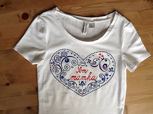 Maľované tričko s ľudovoladený vzorom v tvare srdca a (S nápisom "Som mama ")