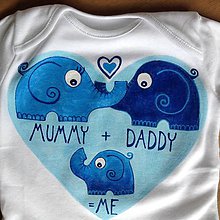 Detské oblečenie - Maľované sloníkové rodinné body s nápisom "mummy + daddy = me" / "mamka +ocko=ja" (chlapčenská verzia) - 8269848_