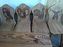 drevené stoličky stôl