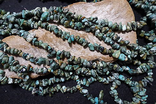Minerály - Tyrkys africký zlomky  - 8290022_