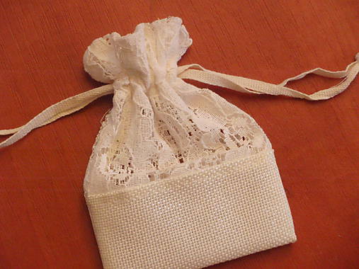 Darčeky pre svadobčanov - Vintage ivory vrecúška s krajkou - 8306393_