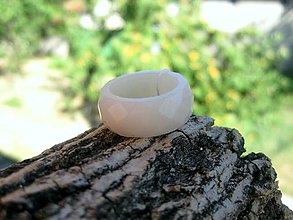 Prstene - Farebný živicový prsteň brúsený (Biely perleťový živicový prsteň č.1010) - 8309107_
