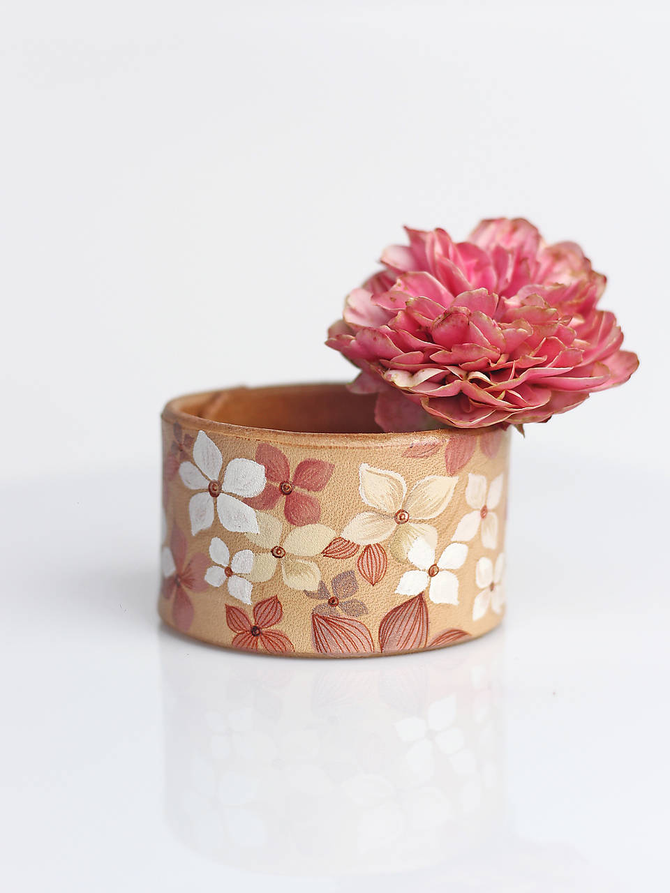 Elegantný, ručne maľovaný kožený náramok Hortenzia