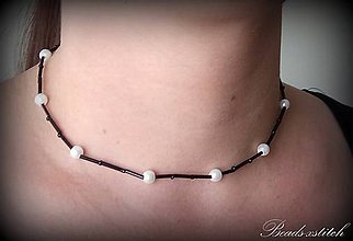 Náhrdelníky - Čierny náhrdelník s bielymi perličkami - 8321163_