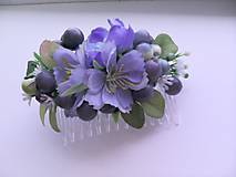 Ozdoby do vlasov - Kvetinový hrebienok do vlasov "...máš modré ústa od čučoriedok..." - 8322511_