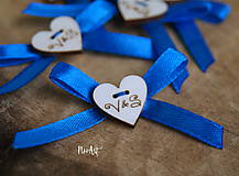 Svadobné pierka, srdiečka s iniciálkami na stužke modré