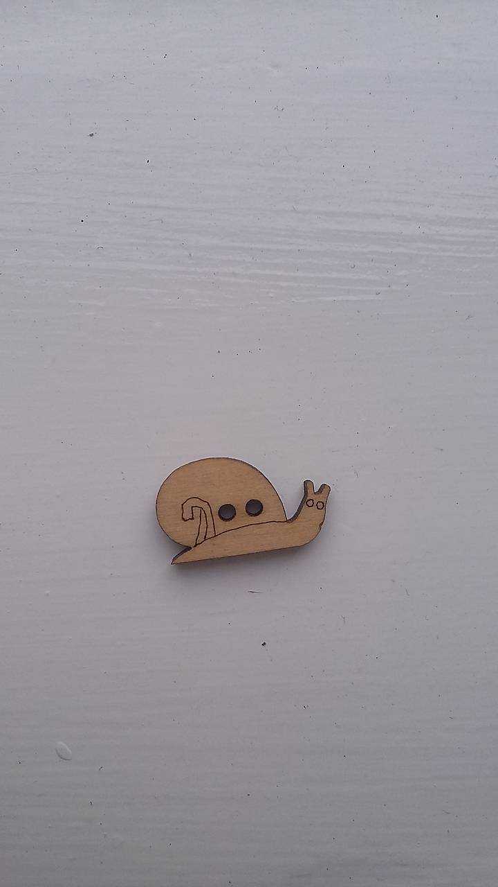 G104 Gombík drevený (slimáčik 2,0 x 1,0 cm)