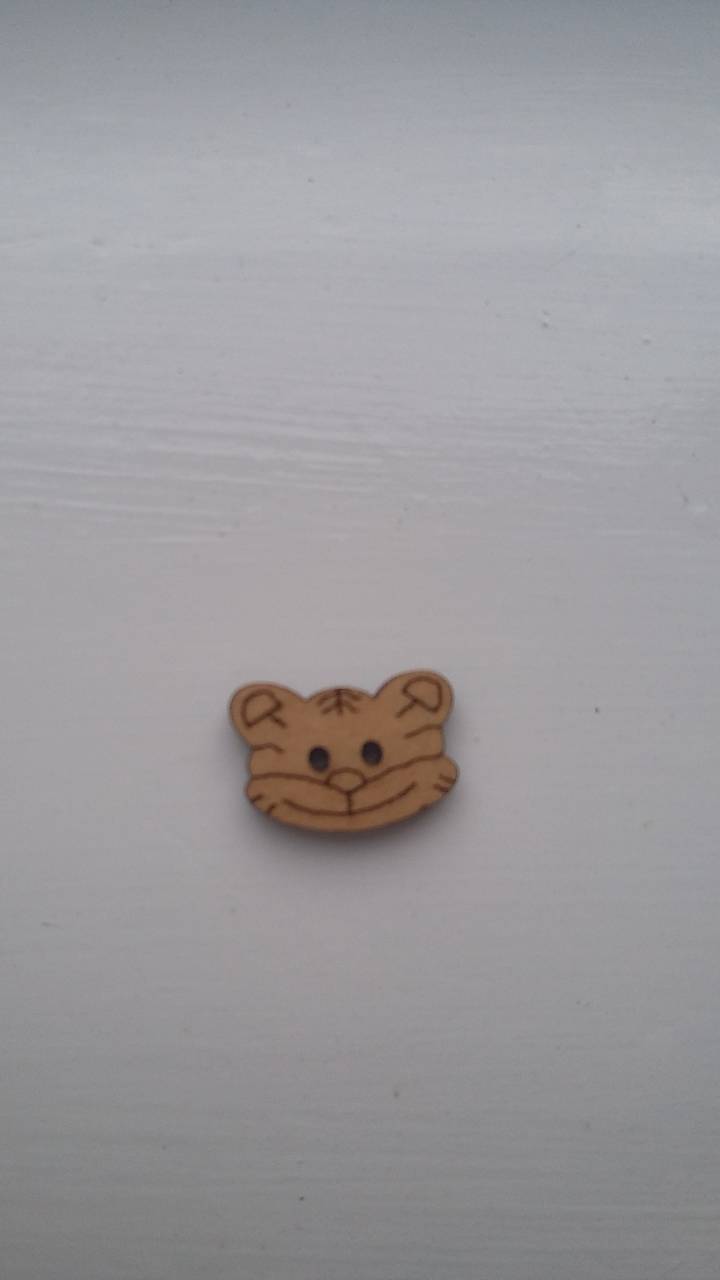 G104 Gombík drevený (tigrík 2,0 x 1,2 cm)