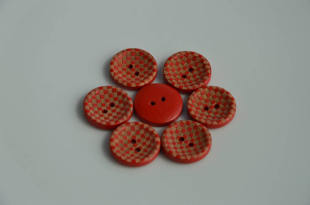 G102 Drevený gombík štvorčekový červený 2 cm