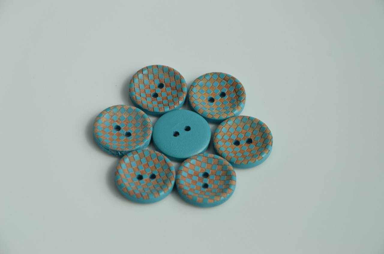 G102 Drevený gombík štvorčekový modrý 2,0 cm