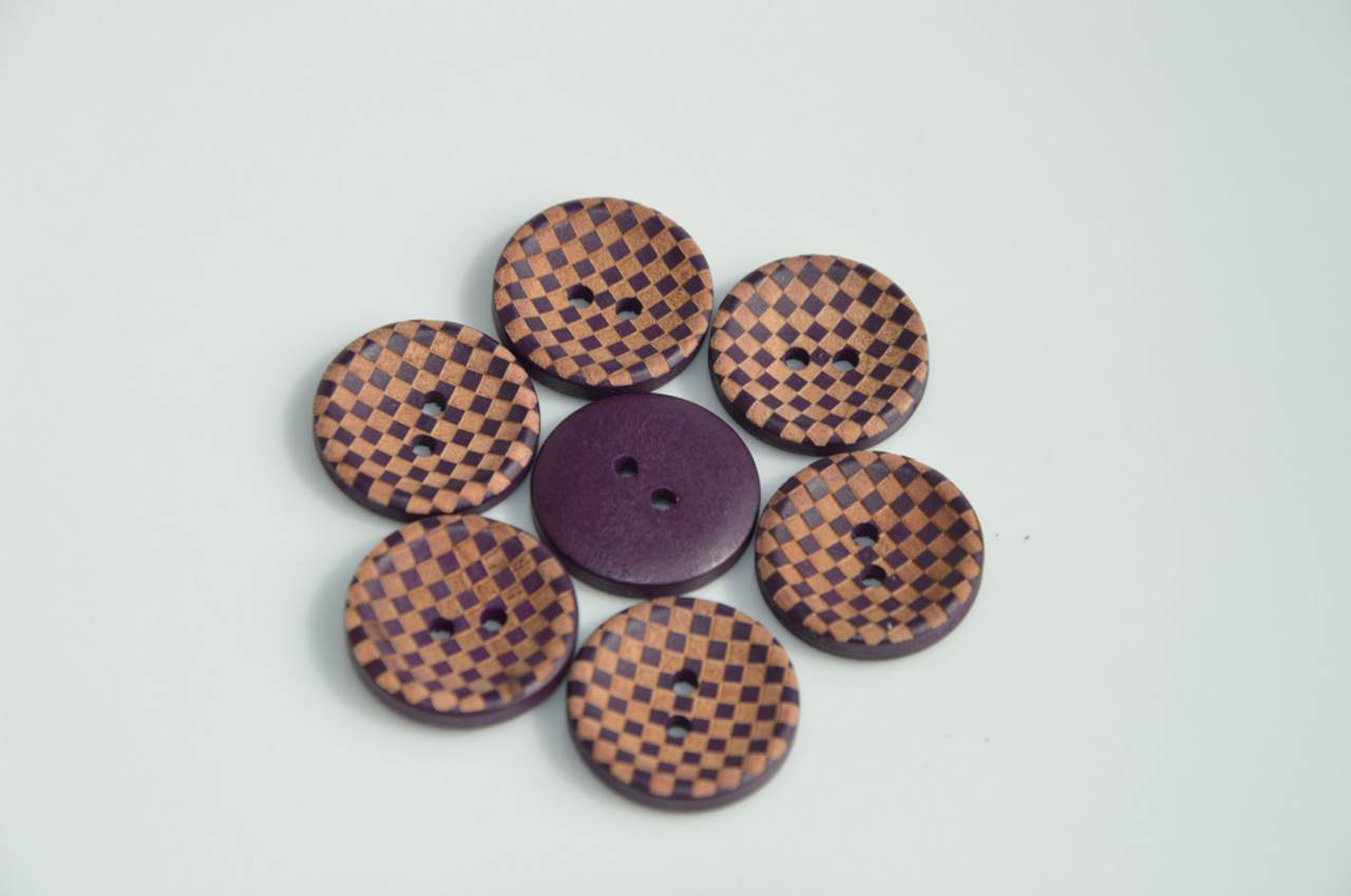 G102 Drevený gombík štvorčekový fialový 2,0 cm