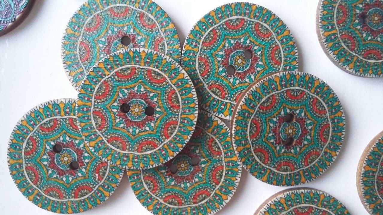 Gombík drevený etno 2,5 cm