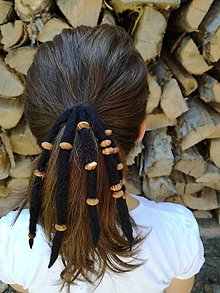 Ozdoby do vlasov - Čierny strapec s drevenými korálkami - 8363713_