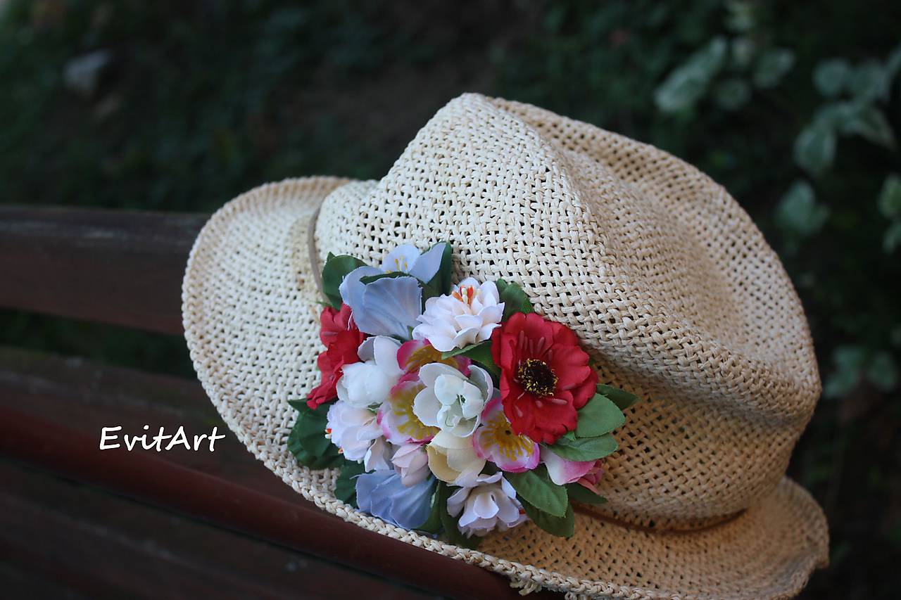 Kvetinová aplikácia na klobúk