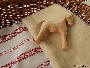 Detský textil - Detská deka s folklórnym motívom 100% ovčie rúno MERINO červená výšivka - 8365107_