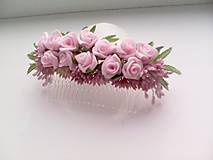 Ozdoby do vlasov - Kvetinový hrebienok do vlasov "...ružičky v Tvojich vlasoch..." - 8369777_