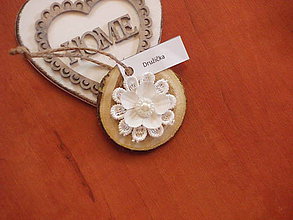 Darčeky pre svadobčanov - Menovka, magnetka, darček pre hostí s bielym kvetom - 8370232_