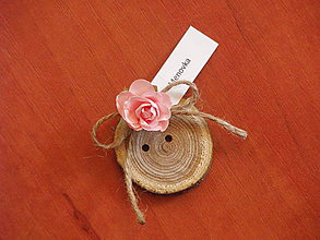 Darčeky pre svadobčanov - Gombík s ružovou ružou - darček pre hostí, magnetky aj menovka - 8370934_