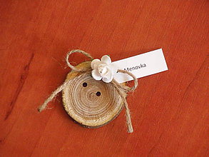 Darčeky pre svadobčanov - Gombík s bielou ružou - menovka, magnetka, darček pre hostí - 8370963_