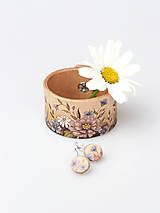  - Kvetinová lúka - ručne maľovaný kožený náramok s náušnicami - 8380499_