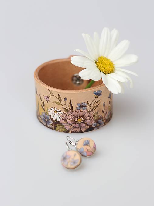 Kvetinová lúka - ručne maľovaný kožený náramok s náušnicami