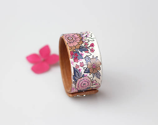Ružový kožený kvetinový náramok s náušnicami