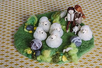 Hračky - Hracia podlžka z ovčej vlny- lúka s pastierom a ovečkami - 8386320_