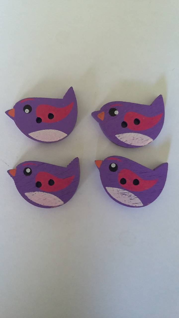 G104 Gombík drevený vtáčik (FIALOVÝ 2,2 x 1,5 cm)