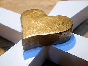 Dekorácie - svadobný drevený kríž so zlatým srdiečkom / krížik - 8404518_