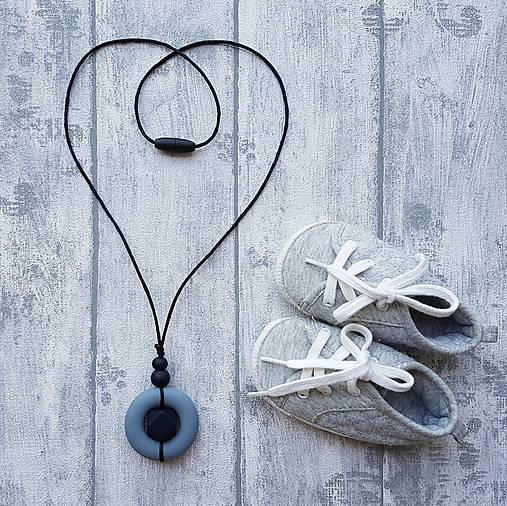 Pánske šperky - Silikónový náhrdelník vhodný aj pre otecka "Trefa do čierneho" - 8405951_