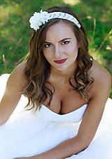 Ozdoby do vlasov - Biela svadobná makramé čelenka s kvetmi - 8415311_