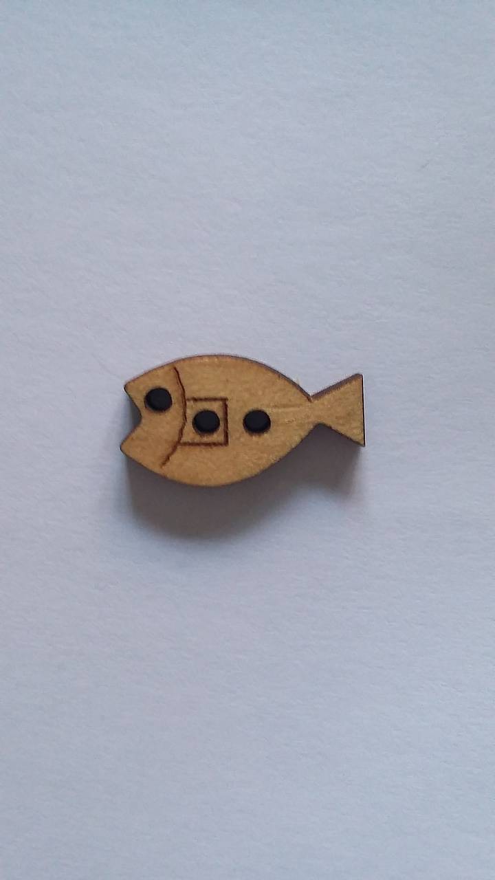 G104 Gombík drevený (ryba 2,0 x 1,1 cm)