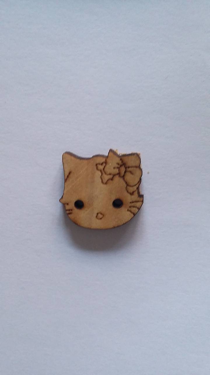 G104 Gombík drevený (mačička 1,5 x 1,3 cm)