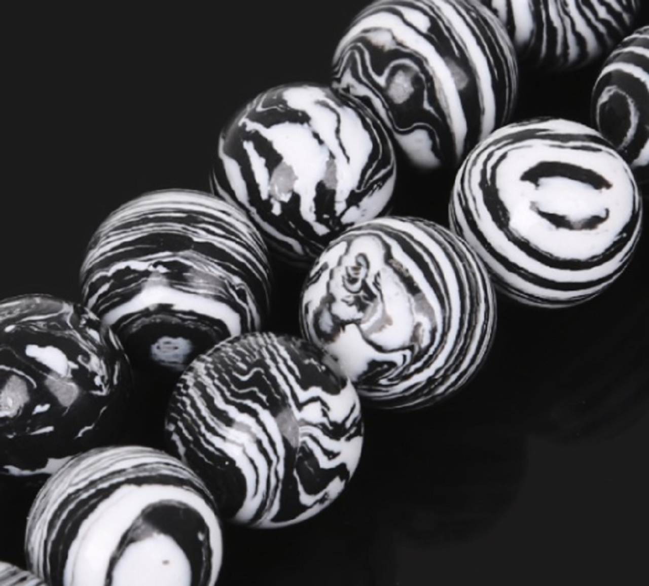 Korálka - syntetický malachyt čierno biely