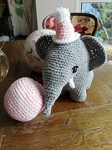 Hračky - Súprava slonica Ellie s čiapkou a loptičkou - 8429455_