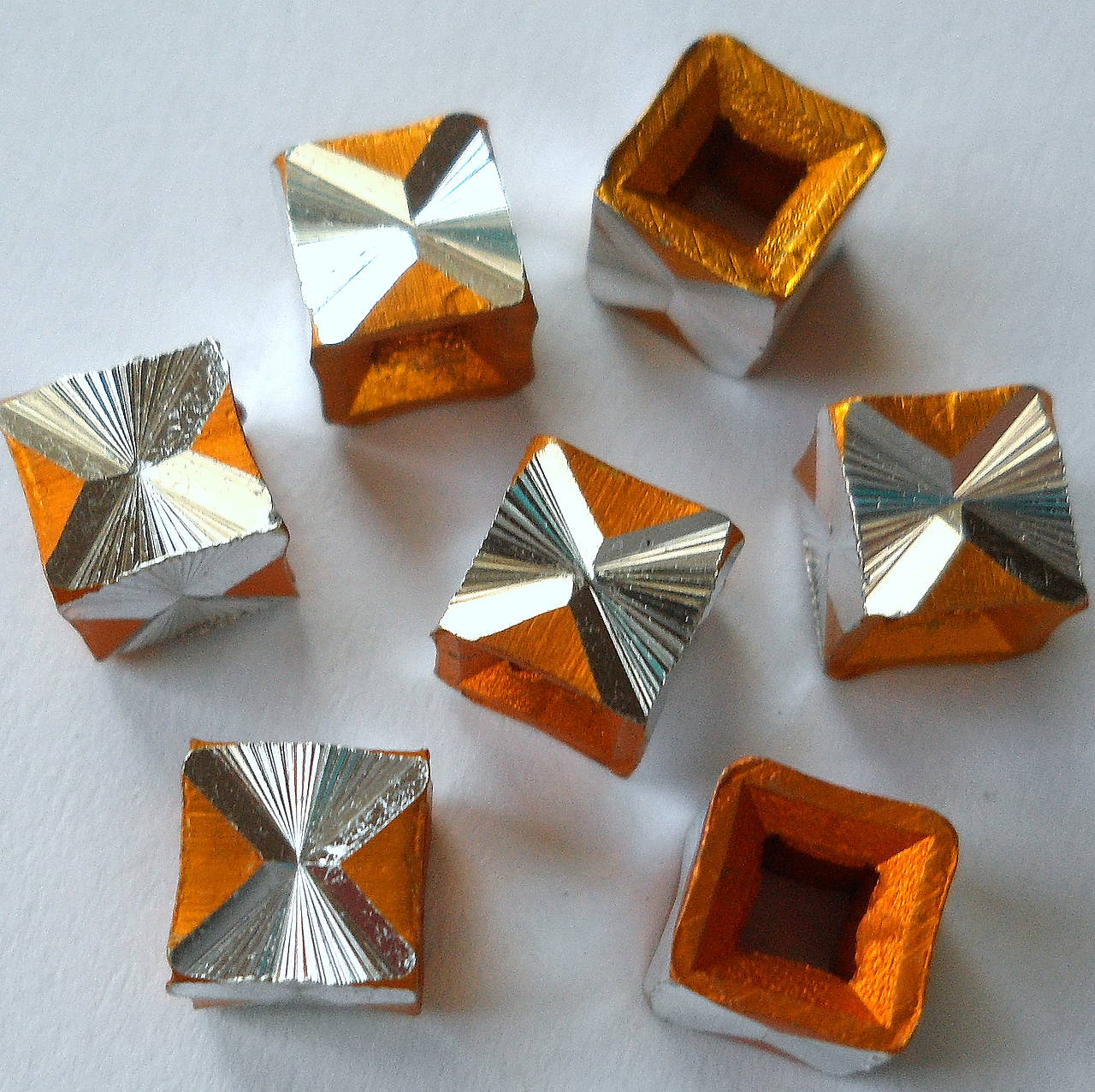 Hliníková kocka 5,5mm-1ks (zlatá)