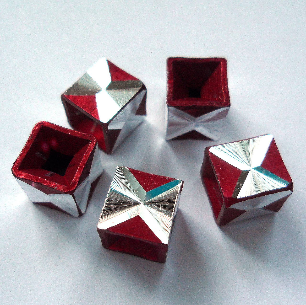 Hliníková kocka 8mm-1ks (bordó)