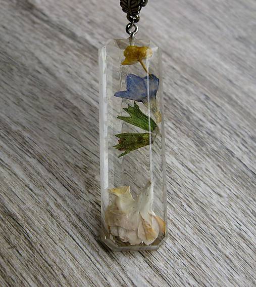 Náhrdelníky - Živicový diamant s kvietkami (AKCIA kvetmi č.1165) - 8449093_