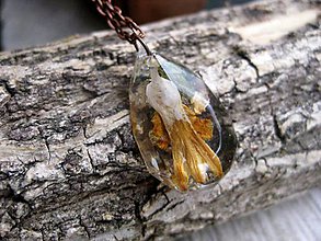 Náhrdelníky - Slzička s kvietkami - živicový náhrdelník (AKCIA Živicová slza s horčicovo žltými kvietkami menšia- náhrdelník č.1160) - 8448977_