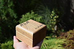 Prstene - Krabička na svadobné obrúčky z orechového dreva s iniciálmi - 8468758_