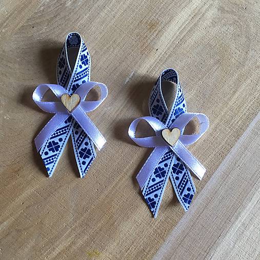 Svadobné pierka - folklórne pierka bielo-modré s dreveným srdiečkom pre rodičov, svedkov, hostí - 8477616_