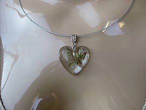 Náhrdelníky - Srdiečko s kvietkami - živicový náhrdelník (AKCIA Srdce s kvetmi na lanku - živicový náhrdelník č.1193) - 8485523_