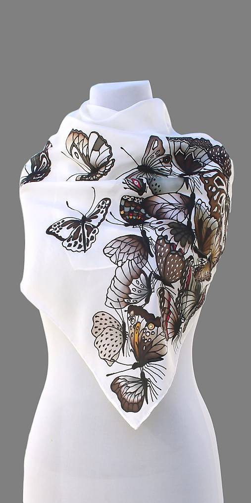 Ručne maľovaný hodvábny šál s hnedými motýľmi - Motýlí žúr