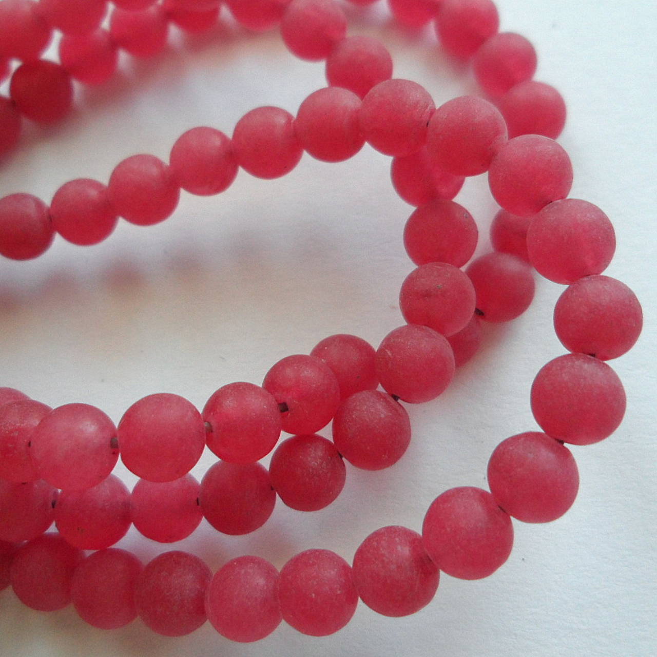 Jadeit matný 4mm-1ks (rubínová)