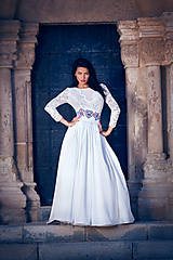 Šaty - Svadobné šaty s dlhým rukávom a s vyšívaným opaskom - 8500055_