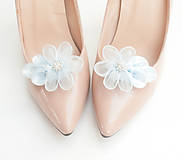Ponožky, pančuchy, obuv - Belasé (bledomodré, svetlomodré) kvetinové klipy na topánky so štrasovým kamienkom - 8503051_